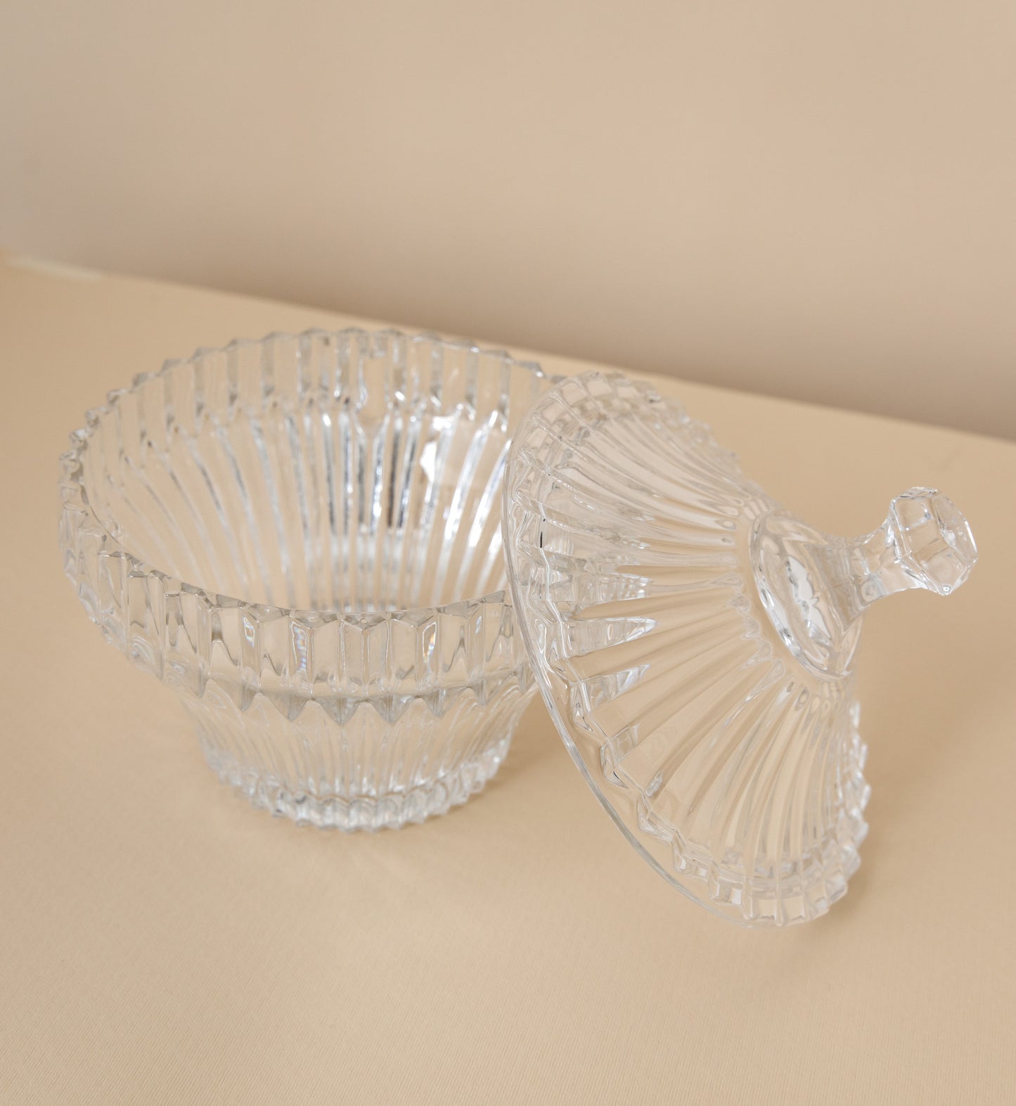 Crystal bowl with crown cover